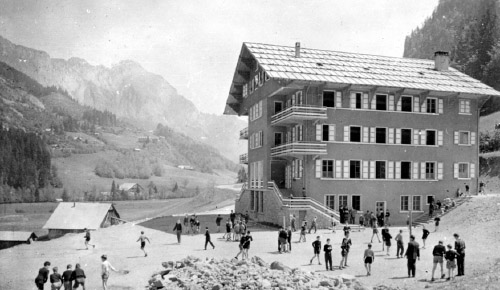 Le chalet Perce-Neige à sa construction